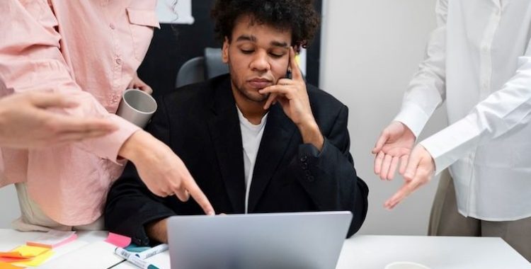 Conflitos Entre Gerações no Trabalho. analisamos esses conflitos, comportamentos de cada geração e o impacto dessas no ambiente de trabalho.